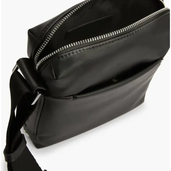Calvin Klein - Δερμάτινη Ανδρική Τσάντα Ώμου / Χιαστί K50K509567-BAX σε Μαύρο χρώμα K50K509567-BAX