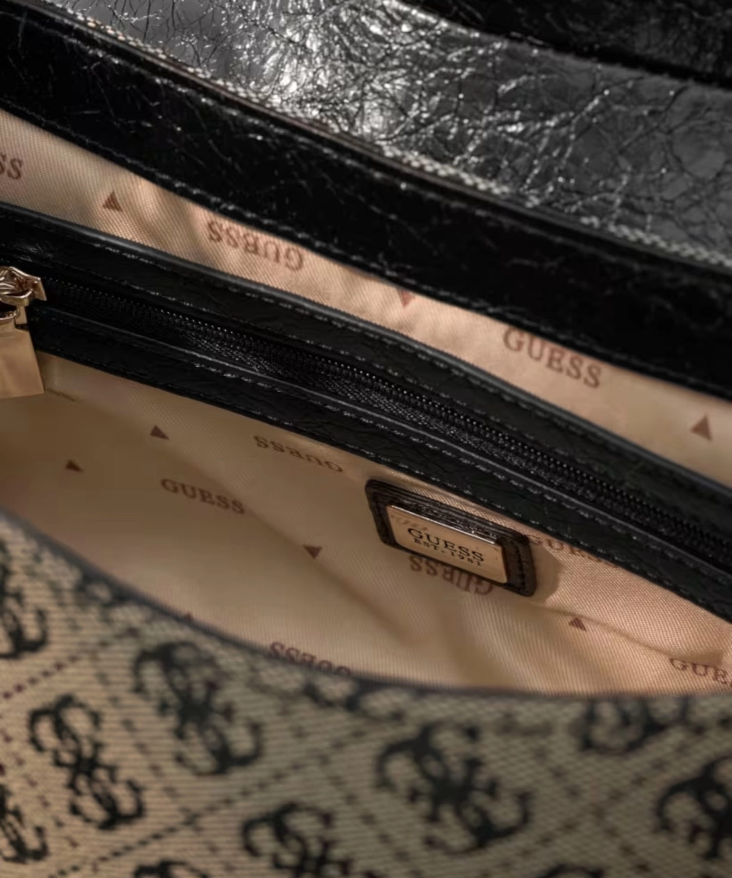 Guess – Γυναικεία Τσάντα ΏμουΧειρός Samantha HWJT2313190-BLO Μαύρο (5) Guess - Γυναικεία Τσάντα Ώμου/Χειρός Samantha HWJT2313190-BLO Μαύρο HWJT2313190-BLO